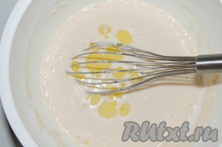 Взбить венчиком и в конце добавить любое растительное масло. Я использовала оливковое. Масло, добавленное в тесто, не даст блинам прилипать к сковороде.