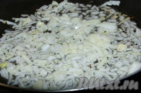 Лук репчатый мелко нарезать и обжарить до легкой румяности на сливочном масле.