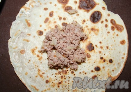 Дать блинам немного остыть. Затем взять блинчик, в центре разместить мясную начинку.