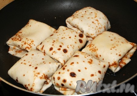 Затем взять сковороду, растопить в ней сливочное масло и в сливочном масле обжарить блинчики с двух сторон до готовности.