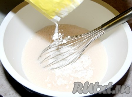 Взбить яйца с молоком и водой и, когда масса станет гладкой, начать добавлять муку.