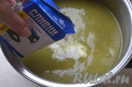 Добавить к овощам бульон, сливки, посолить, поперчить по вкусу. Поставить крем-суп на огонь, довести до кипения, выключить.
