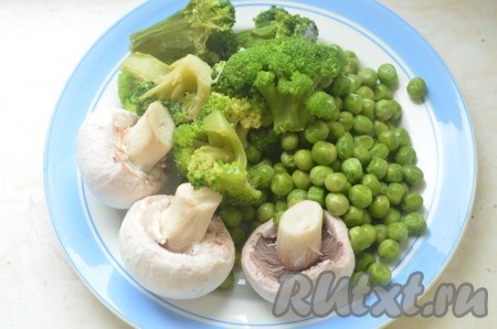 Добавить в кастрюлю капусту брокколи, разобранную на соцветия, зеленый горошек и шампиньоны, разрезанные на 4 части. Варить суп еще 10 минут.
