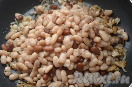 Добавить к луку и шампиньонам предварительно отваренную фасоль. Посолить, поперчить, тушить на небольшом огне 10-15 минут. При необходимости добавить немного воды. Охладить.
