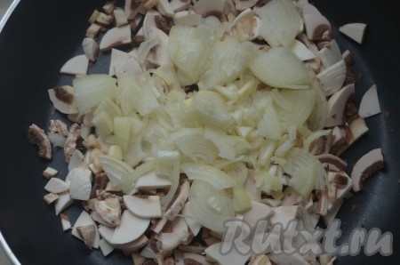 Шампиньоны и лук очистить, нарезать произвольно. Обжарить на растительном масле до золотистого цвета 4-5 минут.