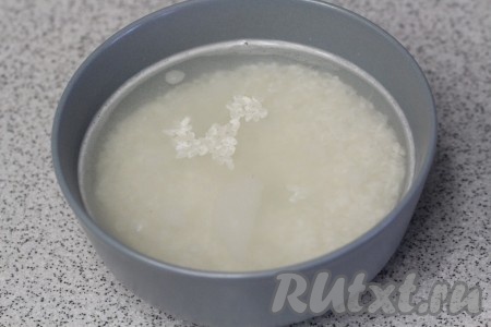 Заливаем 3/4 стакана риса 1 стаканом подсоленной воды.