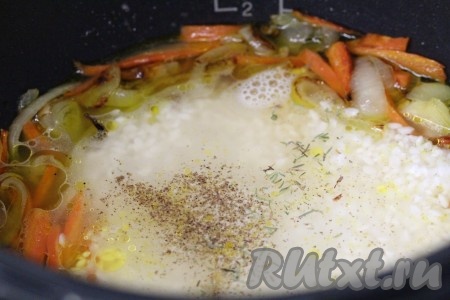 Выключаем жарку, когда овощи покроются румяной корочкой, и добавляем рис прямо с той водой, в которой он стоял. Посыпаем специями и солим по вкусу.
Закрываем крышку и включаем в&nbsp;мультиварке режим "плов".
