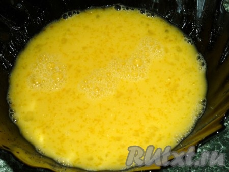 Добавляем сахар, соль, яйцо.
