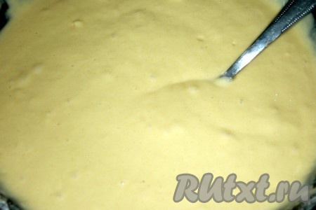 Муку просеиваем, добавляем к ней соду. Соединяем муку&nbsp; и смесь из сыворотки и яйца, все хорошо перемешиваем. Тесто для оладьев должно быть, как густая сметана.
