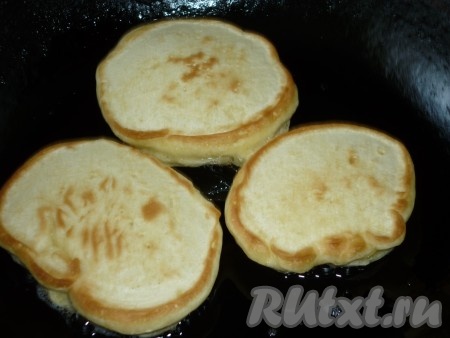 Печем оладьи на разогретой сковороде с подсолнечным маслом.&nbsp;
