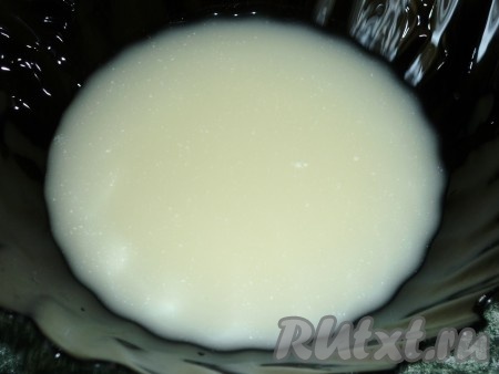 Подогреваем сыворотку, чтобы была тёплая.
