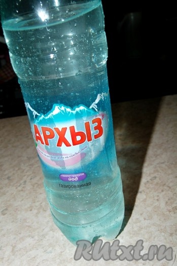 Взять бутылку минеральной газированной воды и прямо в нее насыпать крупную соль, закрыть бутылку и тщательно размешать в ней соль, сильно встряхивая ее.