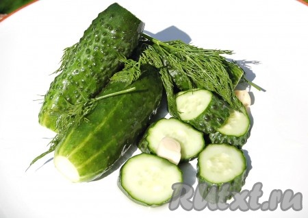 Малосольные огурцы на минералке