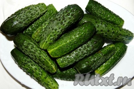 Огурцы промыть, срезать кончики с двух сторон.