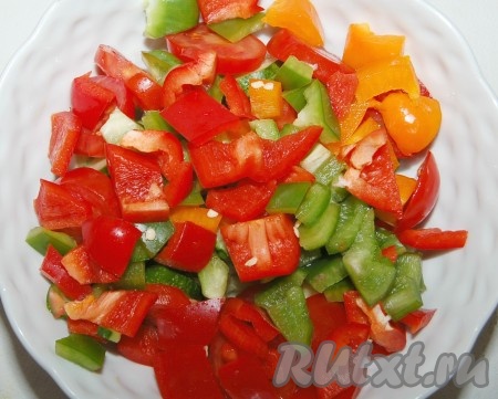 Болгарский перец нарезать некрупными кусочками и выложить в миску. Я использовала перец разных цветов.