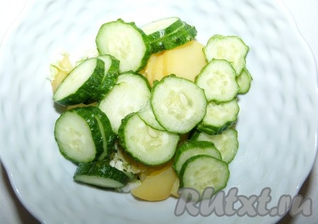 Огурцы нарезать кружочками и добавить в миску.
