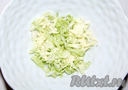 Сначала нарезать листовой салат.