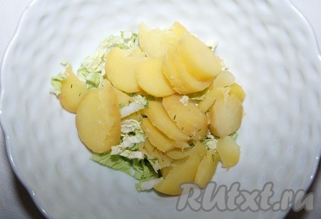 Картошку отварить, остудить и нарезать круглыми дольками, добавить в миску.