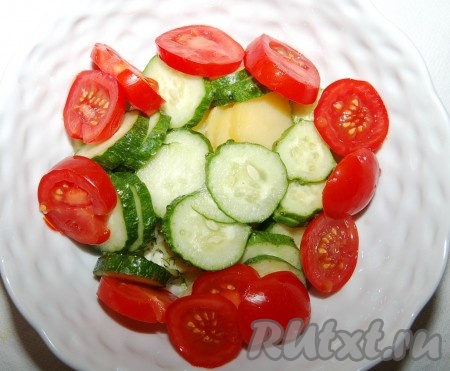 Помидоры нарезать кружочками и выложить в миску.