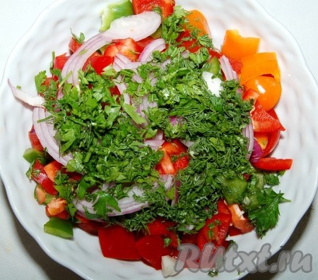 Зелень мелко нарезать и выложить поверх салата. Посолить, поперчить, добавить оливковое масло, перемешать и салат  готов.