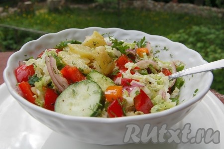 Вкуснейший, полезнейший и сытный летний салат с молодым картофелем готов.
