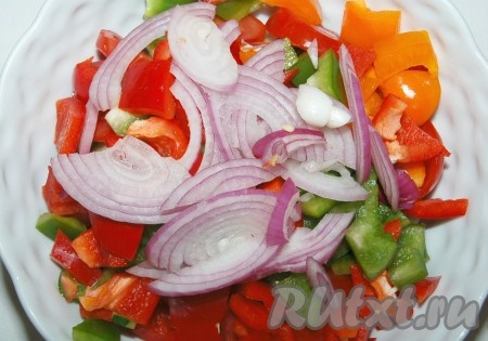 Лук репчатый нарезать перьями и добавить в миску.