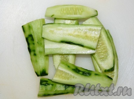 Огурцы обязательно очистить от кожуры.