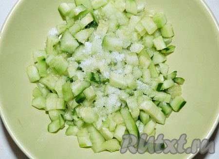 Нарезать огурцы на мелкие кубики, посолить, перемешать и оставить минут на 15, чтобы огурцы дали сок.