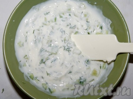 Аккуратно перемешать получившийся соус, попробовать на вкус, при необходимости добавить соль. Укроп промыть водой, немного обсушить, мелко нарезать, добавить в соус, перемешать.