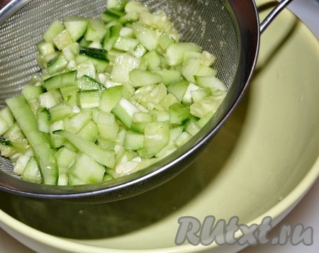 Затем огурцы переложить в сито, дать стечь образовавшемуся соку (этот сок нам не понадобится).