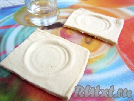 С помощью дна стакана или рюмки в середине каждого прямоугольника из теста сделайте углубления для начинки.