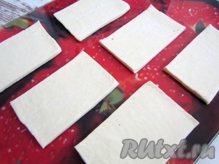 Присыпьте мукой стол, слегка раскатайте тесто и нарежьте на прямоугольники желаемых размеров.