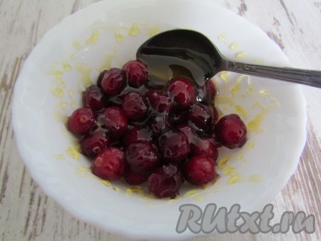 Бруснику промойте, просушите и смешайте с медом.