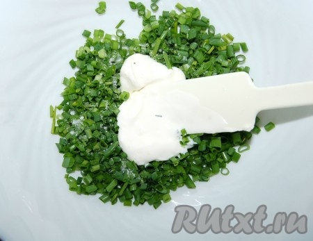 Добавить соль, сметану, перемешать и салат из зеленого лука готов.