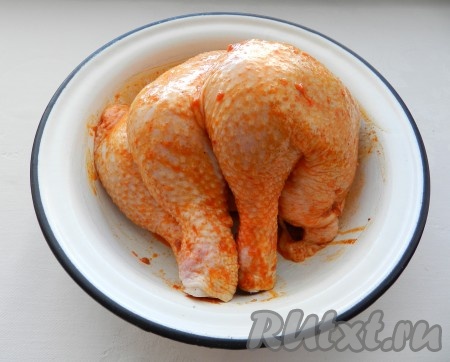 Этой смесью натереть курицу и оставить на 1-2 часа.