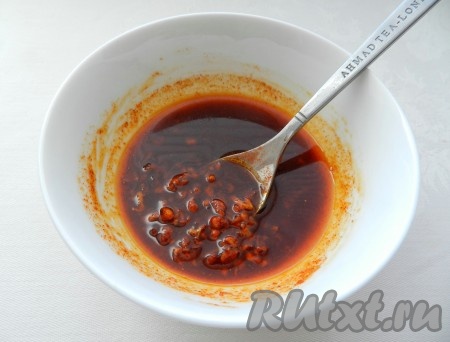 Чеснок очистить и пропустить через пресс. Смешать чеснок с солью, сладкой и копченой паприкой, влить растительное масло (можно использовать оливковое), перемешать, чтобы паприка растворилась в масле.