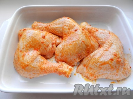 Затем кусочки курицы переложить в форму для запекания. Форму не нужно смазывать маслом, так как масло уже содержится в маринаде. Поставить курочку с паприкой в разогретую до 200 градусов духовку на 40 минут.