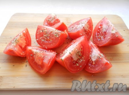 Помидоры вымыть и разрезать на 4 части. Немного посолить и присыпать прованскими травами.