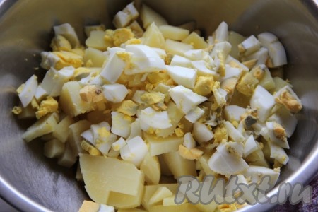 Яйца отварить и измельчить, добавить к картофелю.