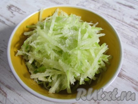 
Посолить по вкусу и оставить на 10-15 минут, чтобы редька дала сок. 