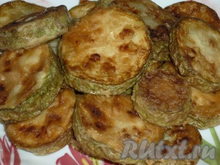Жарить кабачки на среднем огне с двух сторон до румяной корочки.
