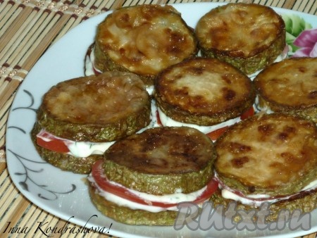 Жареные кабачки с помидорами