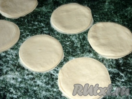 На припылённой мукой поверхности раскатать тесто тонко и вырезать подходящей чашкой кружки, если толщина теста позволяет, то можно кружки ещё слегка раскатать.
