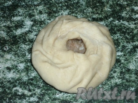 Защипывать тесто, одной рукой придерживая полуфабрикат, постоянно поворачивая его по кругу, второй рукой делая защипы на теста, при этом оставляя дырочку по центру (как на фото).