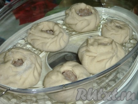 Каждый поз обмакнуть донышком в растительное масло и поставить в пароварку.