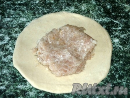 В центр каждого кружка выложить 1-1,5 столовых ложки фарша.