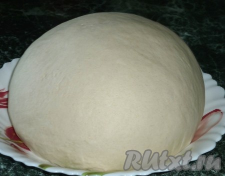 Насыпать муку, соль в достаточно объёмную ёмкость, влить воду и вбить яйцо. Замесить гладкое, не липнущее к рукам тесто (муки может понадобиться немного больше).