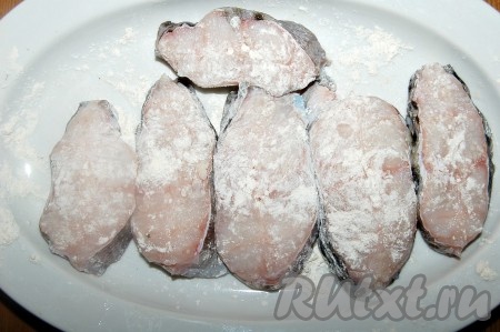 Уложить стейки на блюдо и обвалять со всех сторон в муке.