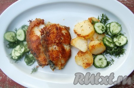 Готовые стейки из зубатки переложить со сковороды на блюдо. Я отдельно пожарила картошку для гарнира, и подала стейки с картошкой, свежим огурцом и&nbsp; укропом.