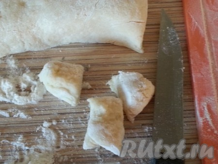 Сначала приготовим ньокки.
Из сваренного  картофеля сделать пюре, добавить немного молока, яйцо, хорошо перемешать. Добавляем столько муки, сколько необходимо до получения консистенции, как на пельменное тесто.
